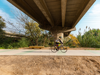 ciclista pel camí sota un pont
