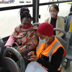 Activista fent una enquesta en un autobus a Maputo