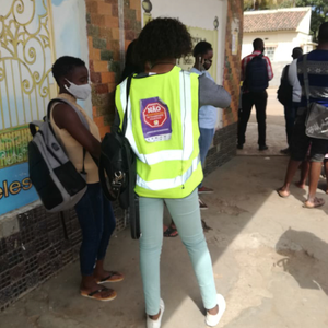 Activista fent una enquesta en una parada d'autobus a Maputo