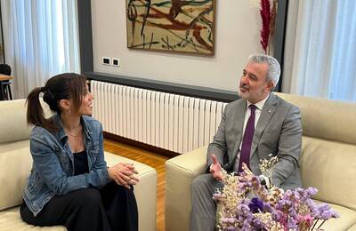 Jaume Collboni assegut parlant al costat de l’alcaldessa, Marta Farrés