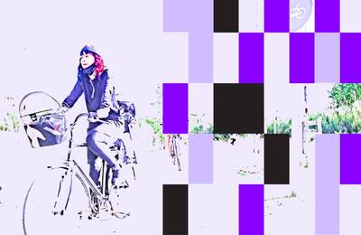 Dona en bicicleta
