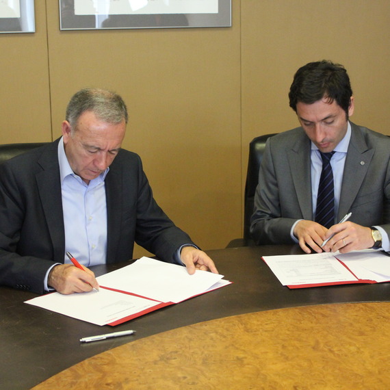 Poveda i Costaganna signant el conveni de col·laboració